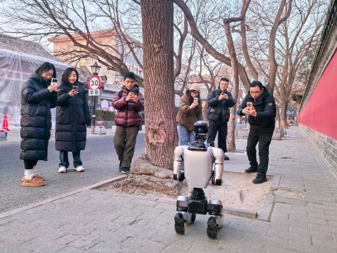雍和宫祈福机器人惊呆老外,赛博朋克遇上传统佳节太震撼