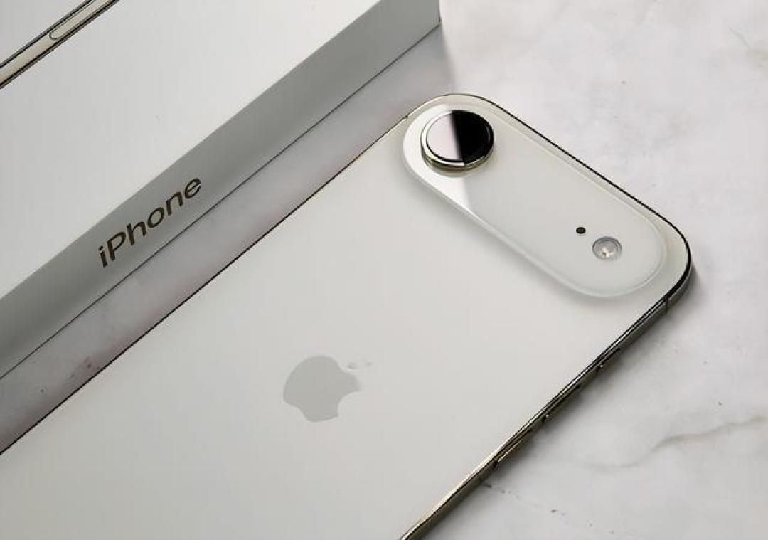 iPhone Air狂降2000元,销量暴增但难掩产品硬伤