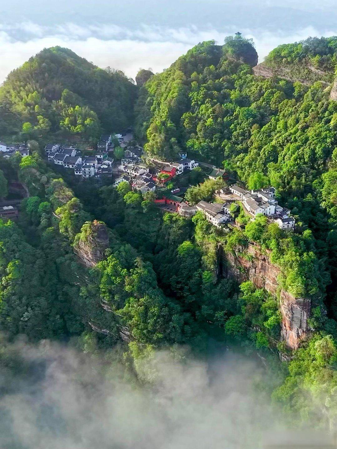这才是现实版仙侠世界!住悬崖天街,枕云海入眠,齐云山绝了。