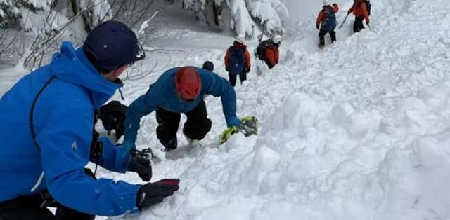 6名中国男子日本滑雪被困“死亡谷”，靠挖雪洞熬过-18℃寒夜