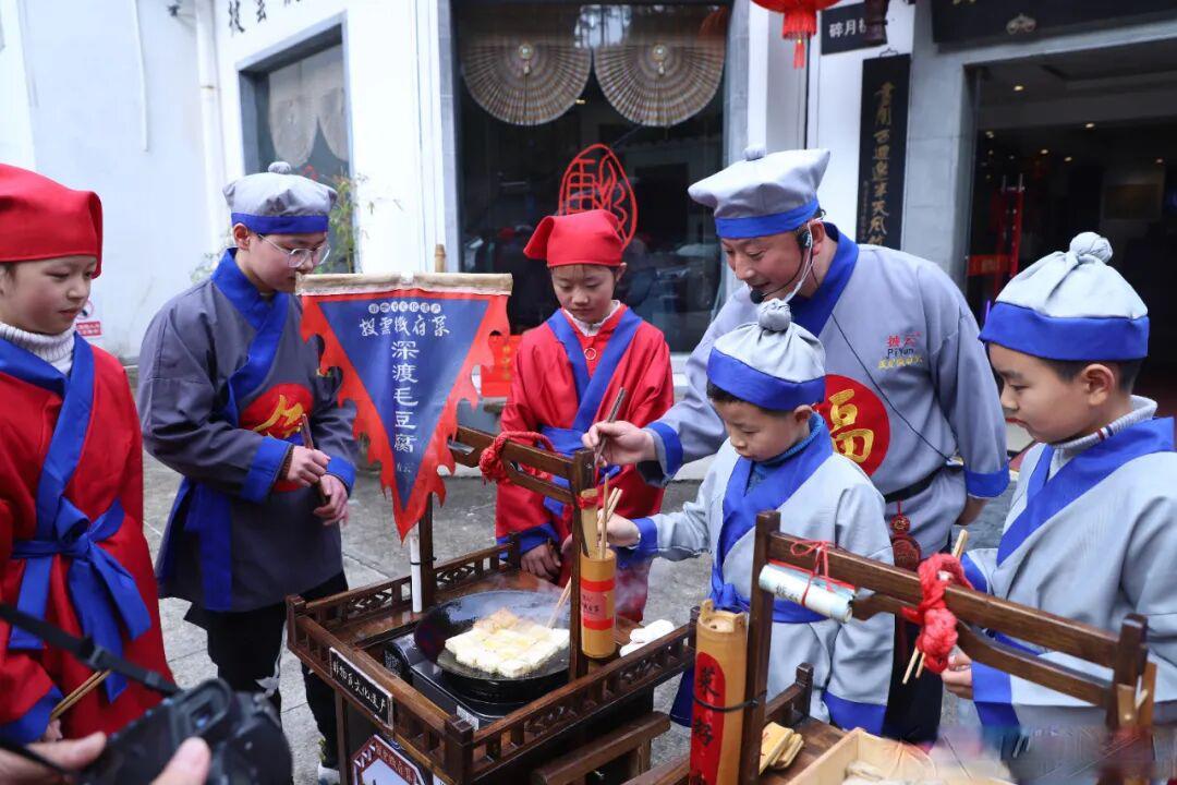 当非遗遇上烟火气——看披云小二煎制600年前明太祖的御膳毛豆腐
