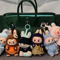 毛绒挂件为何能卖几百元？情绪、社交与稀缺机制的三重溢价逻辑