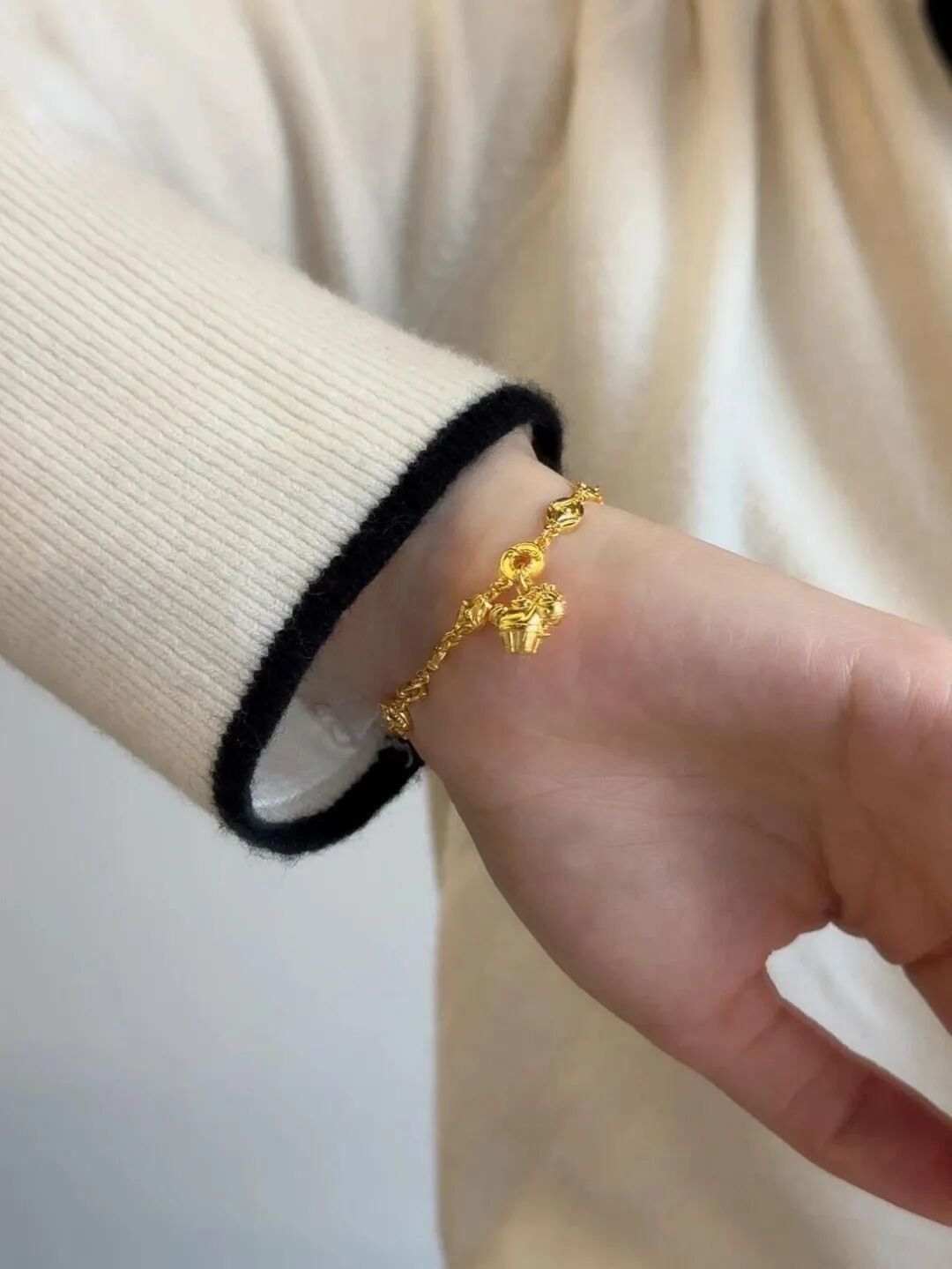 小时候嫌弃的“妈妈款”金手链,才是现在花钱都买不到的时尚天花板!