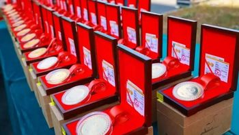 安踏用金条发“工龄勋章”引热议，50+用户观点全景呈现