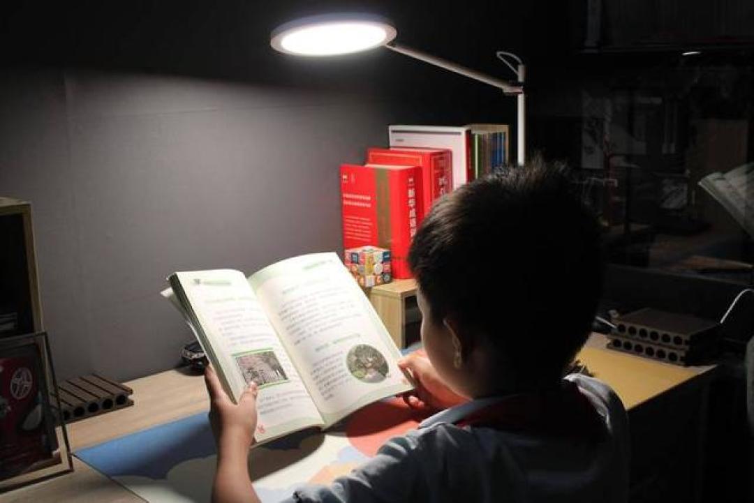 禁止小学生用台灯?儿科医生直言:这才是让孩子近视加深的元凶