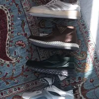 你就说Ronnie Fieg是不是入股clarks了？