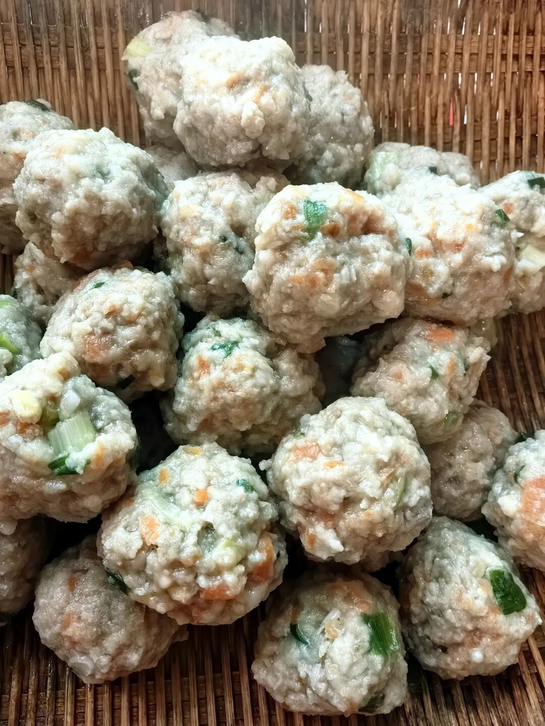 自己做莲藕胡萝卜猪牛肉丸,安全健康
