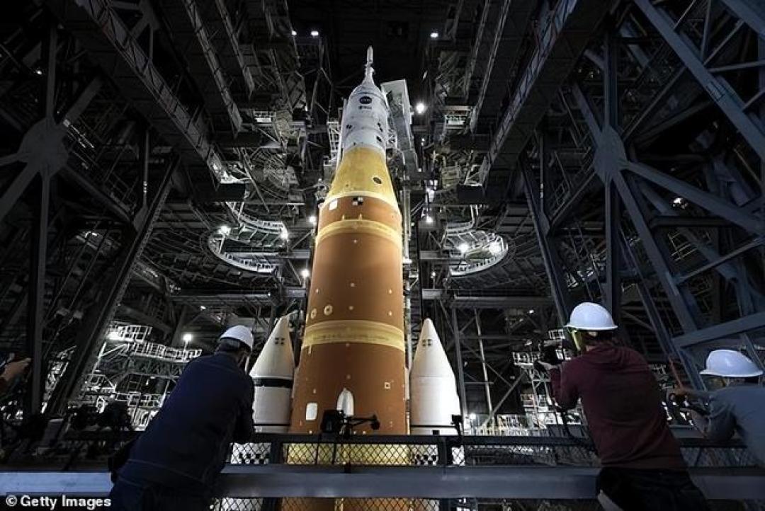 美国即将登月?NASA时隔50多年首次载人探月倒计时启动,暗藏玄机
