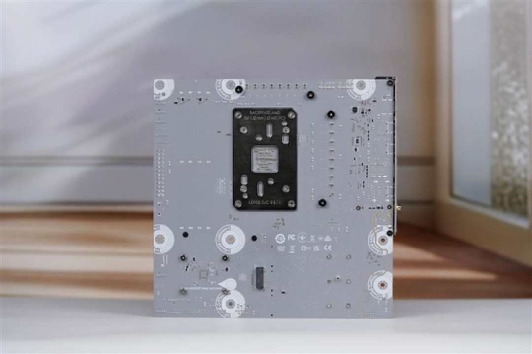 高颜值银白刀锋!微星MPG B850M EDGE TI MAX WIFI图赏