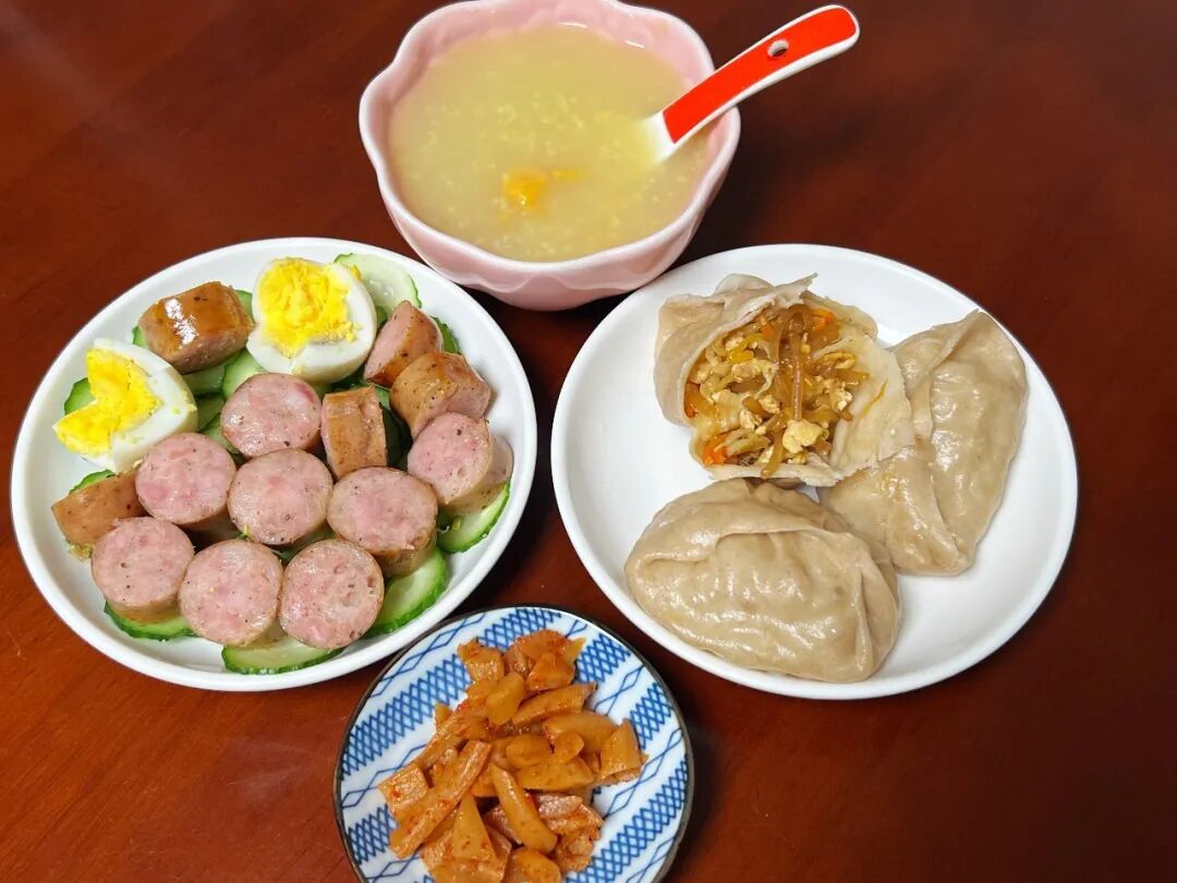 家有俩娃,妈妈每天换着花样做早餐,一周五天不重样