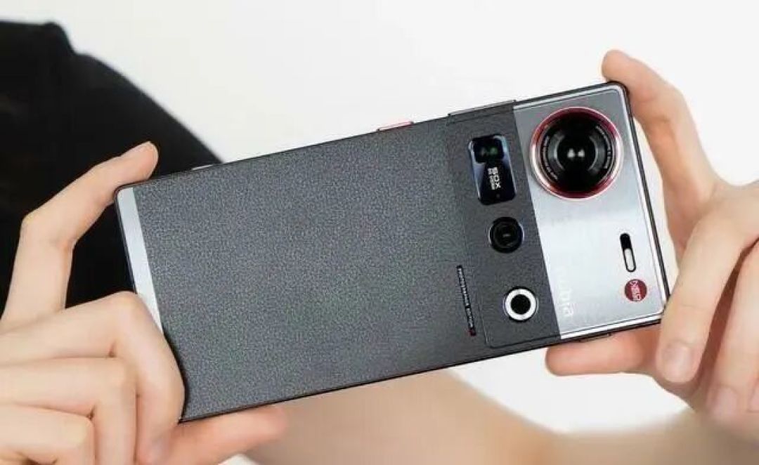 手机越做越大内存,用户却越来越怕卡,24GB+1TB成新门槛