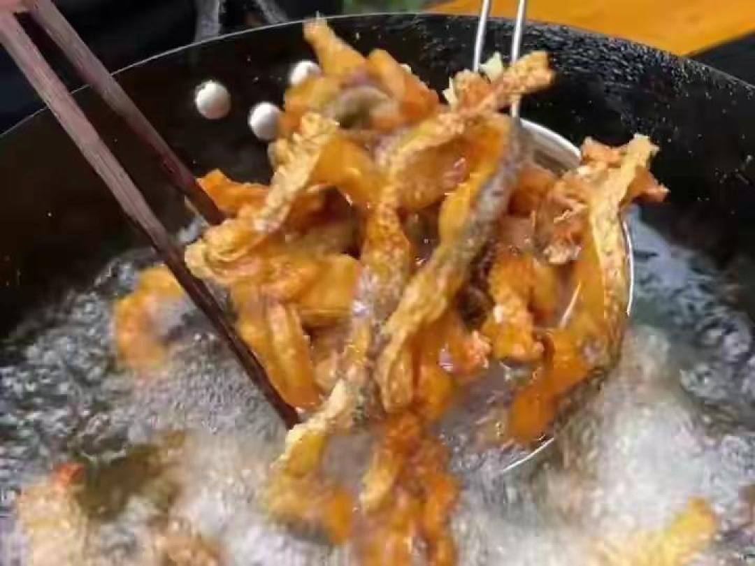 上海熏鱼在家做其实超简单!记住这碗酱汁,骨头都炸得酥香入味