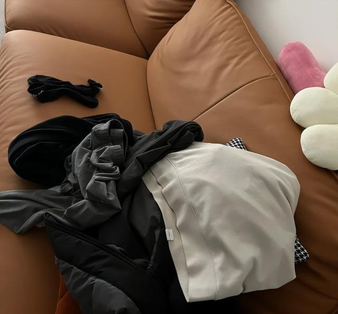 回家后脱下来的衣服,别再扔沙发凳子上了,看看年轻人的做法,美观又实用.