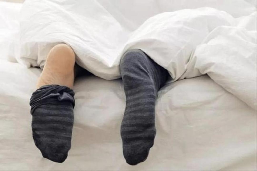 晚上穿袜子睡觉？医生发现：坚持1个冬天，4种变化让人惊喜！