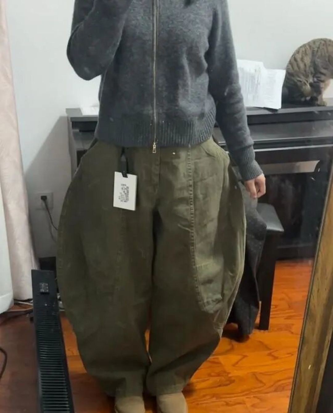 遭年轻人哄抢的“弯刀裤”,到底带偏了多少中国男女审美?