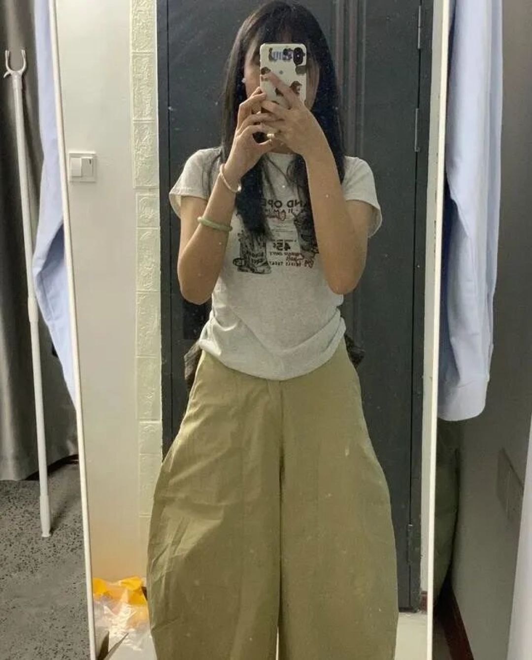 遭年轻人哄抢的“弯刀裤”,到底带偏了多少中国男女审美?