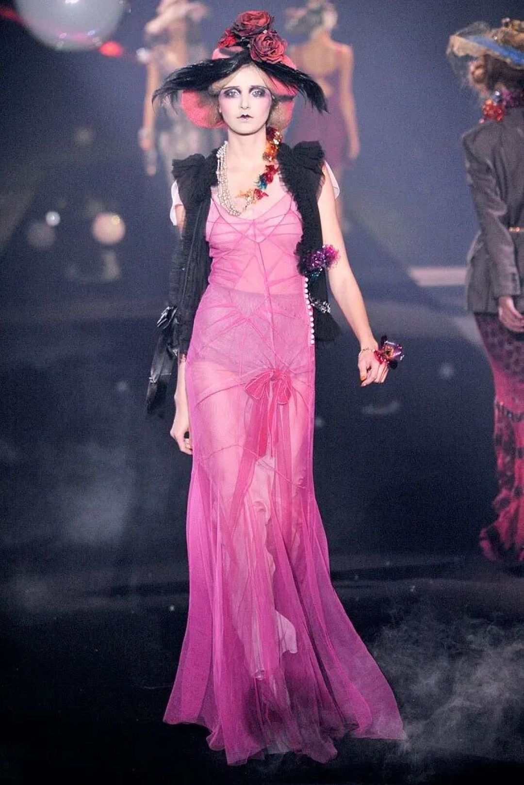 海盗爷的暗黑浪漫!John Galliano “鬼魅女巫” 秀场,为何能成为浪漫主义封神之作?