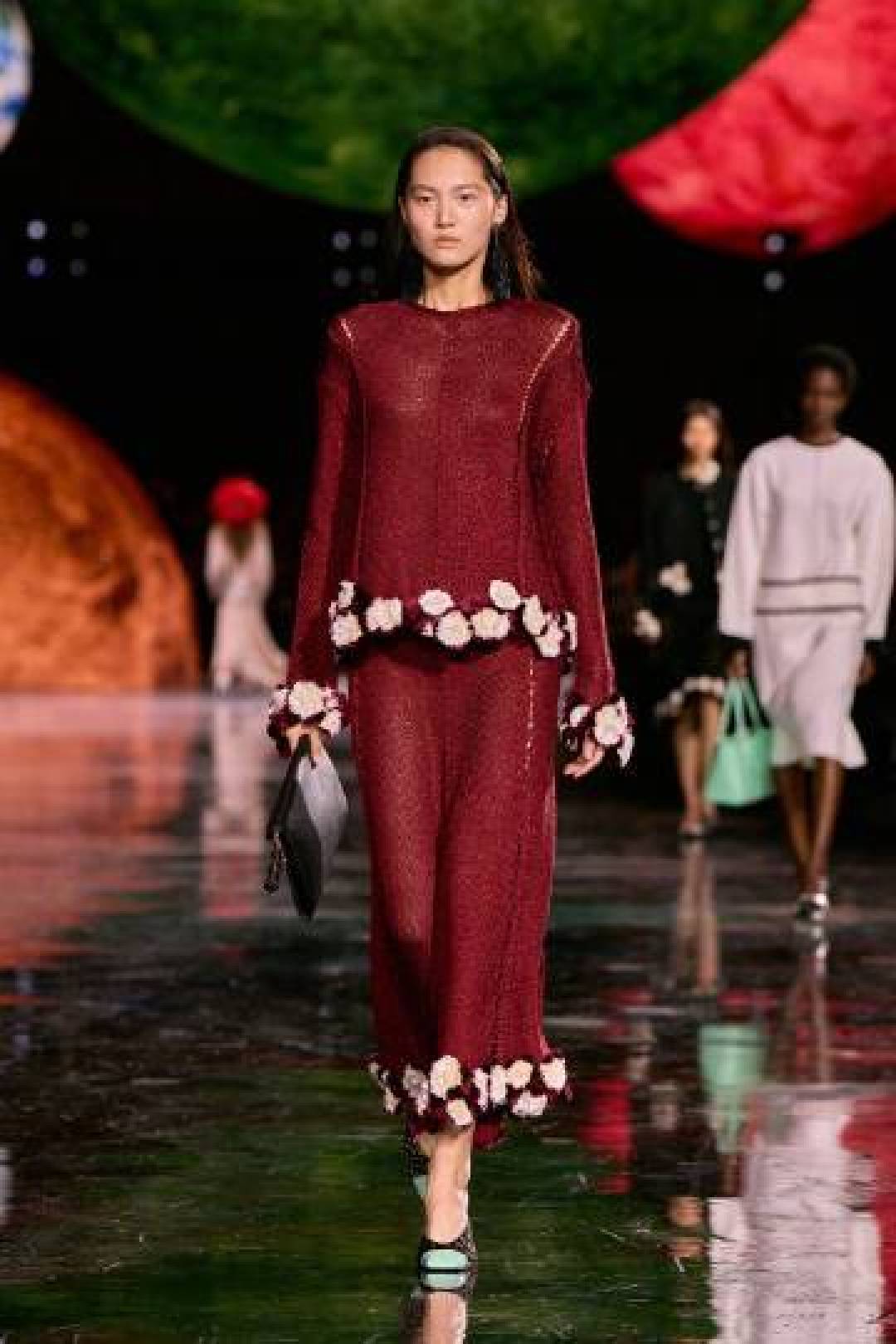 高定女王周迅压轴香奈儿秀,内地唯一受邀,18年合作无人能及