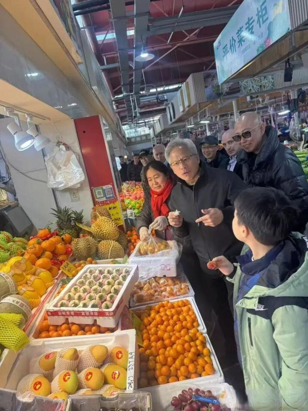 黄仁勋北京吃云南菜,排队等位还光盘,对包浆豆腐评价高