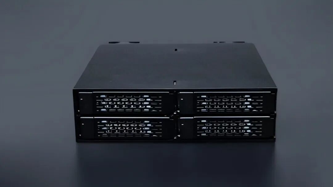 ICY DOCK 新款开箱:支持 PCIe 5.0,一个光驱位装四块 U.2/U.3 硬盘!