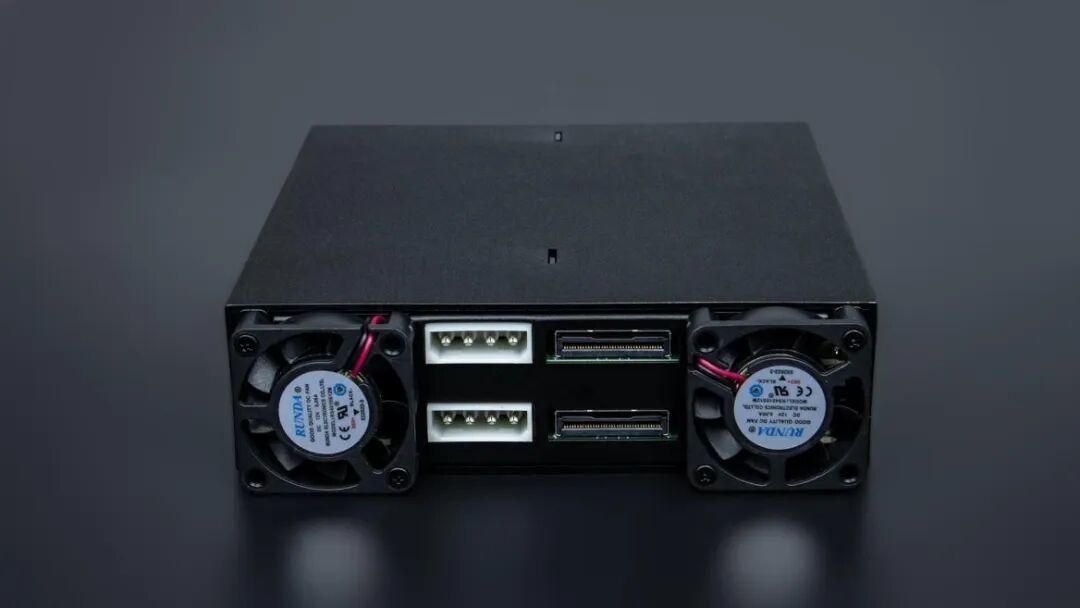 ICY DOCK 新款开箱:支持 PCIe 5.0,一个光驱位装四块 U.2/U.3 硬盘!