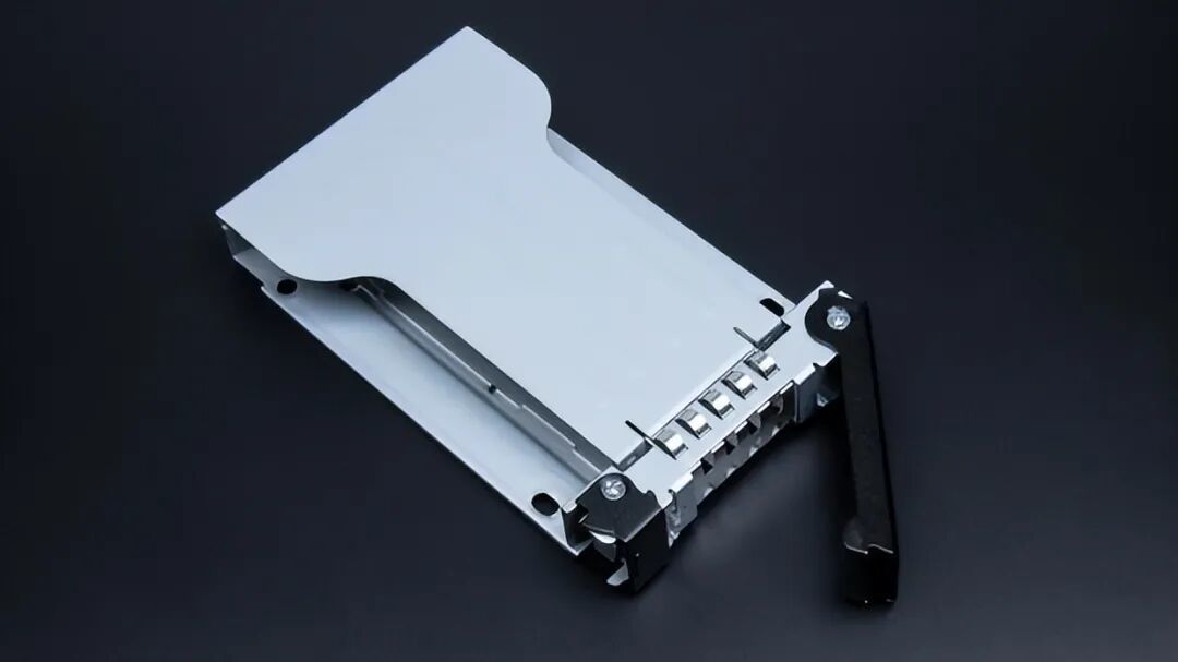 ICY DOCK 新款开箱:支持 PCIe 5.0,一个光驱位装四块 U.2/U.3 硬盘!