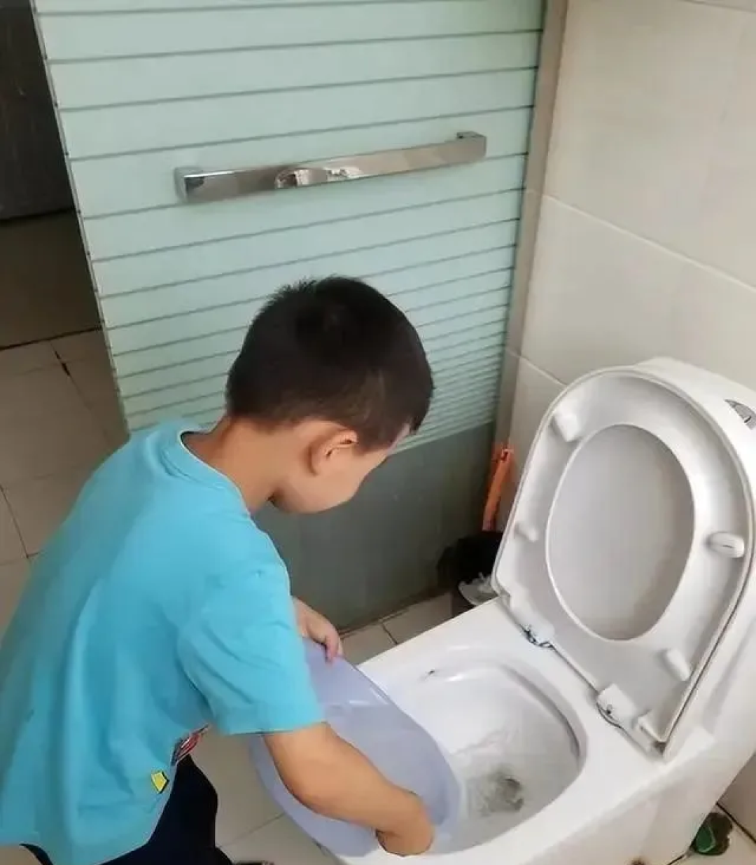 越来越多人厕所不装“马桶”,看人家这样设计,我头次见,真高级