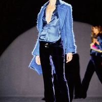 流行趋势——2025/26年裤子“复古经典”回归：天鹅绒裤