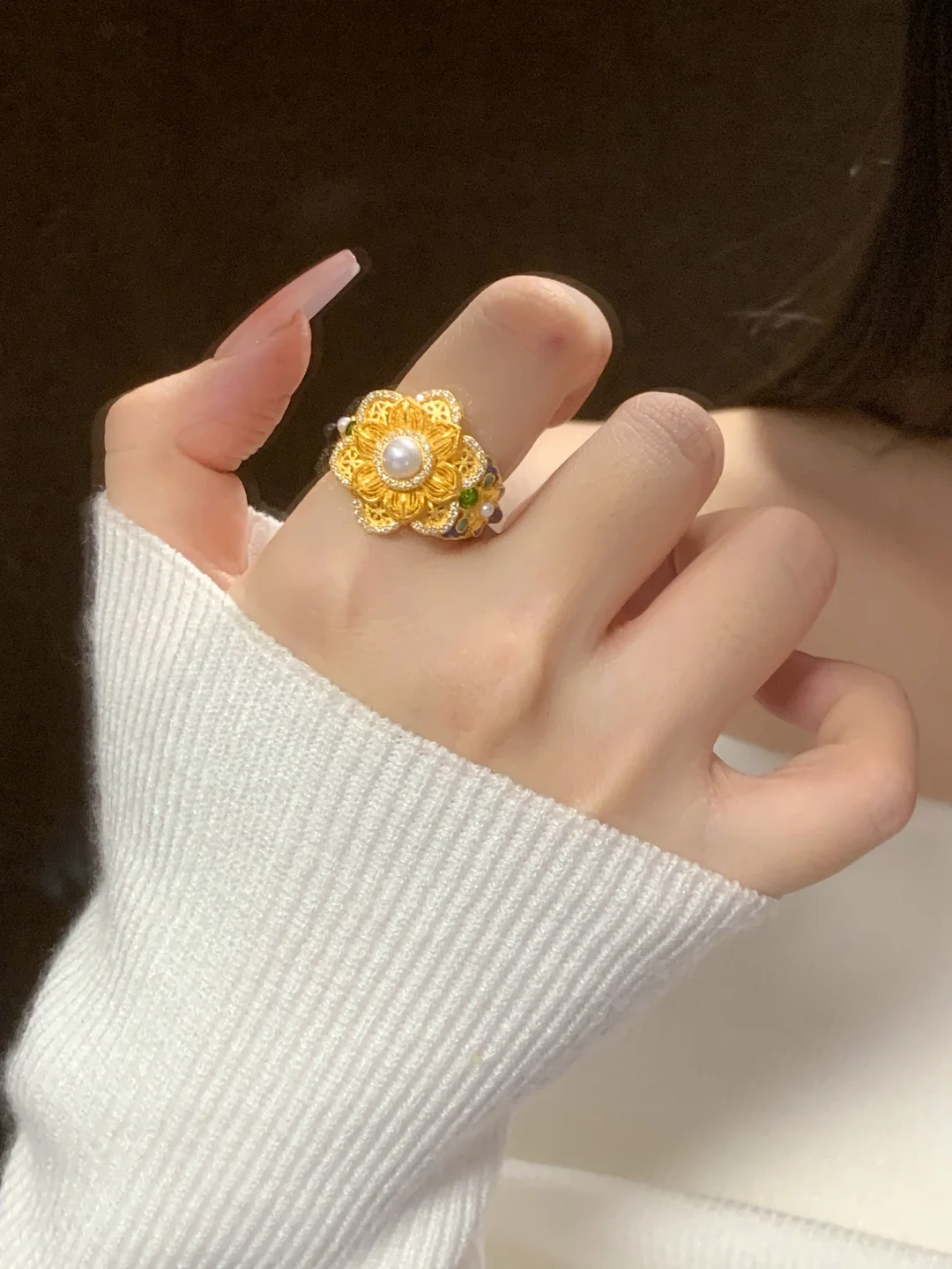 手上这枚8克金戒指,居然比别人20克的还抢眼