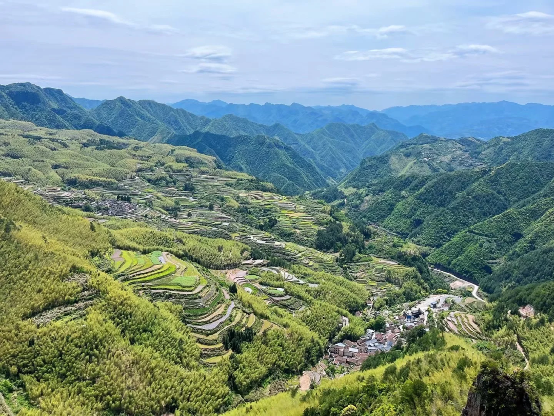 还没想好国庆出游目的地?这个人少景美的小城,太适合反向出游!