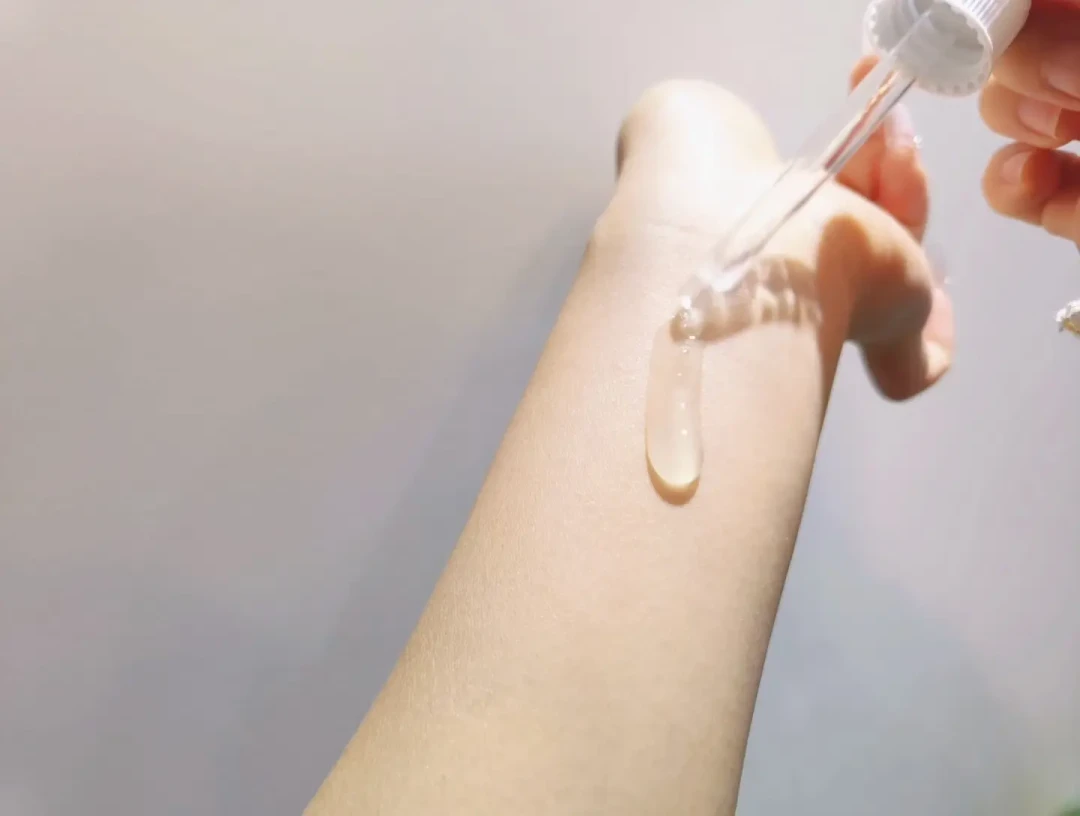 控油速度堪比吸油纸,烟酰胺精华你赢了