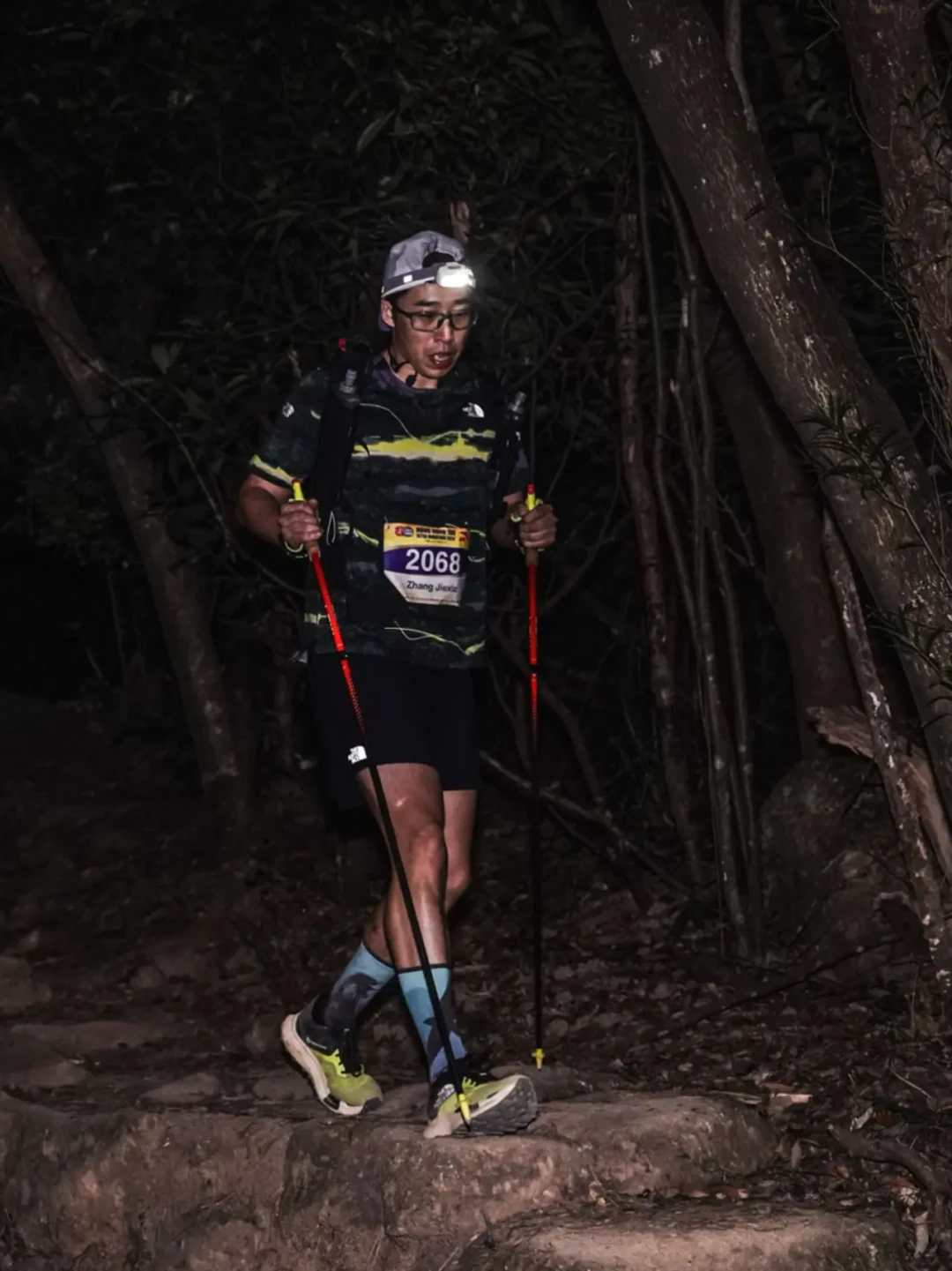 HK100|在夜晚的山里,享受自由的风
