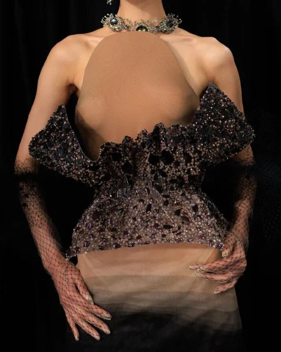 巴黎高定时装周|这一季 Schiaparelli 诠释了极致的「愤怒」