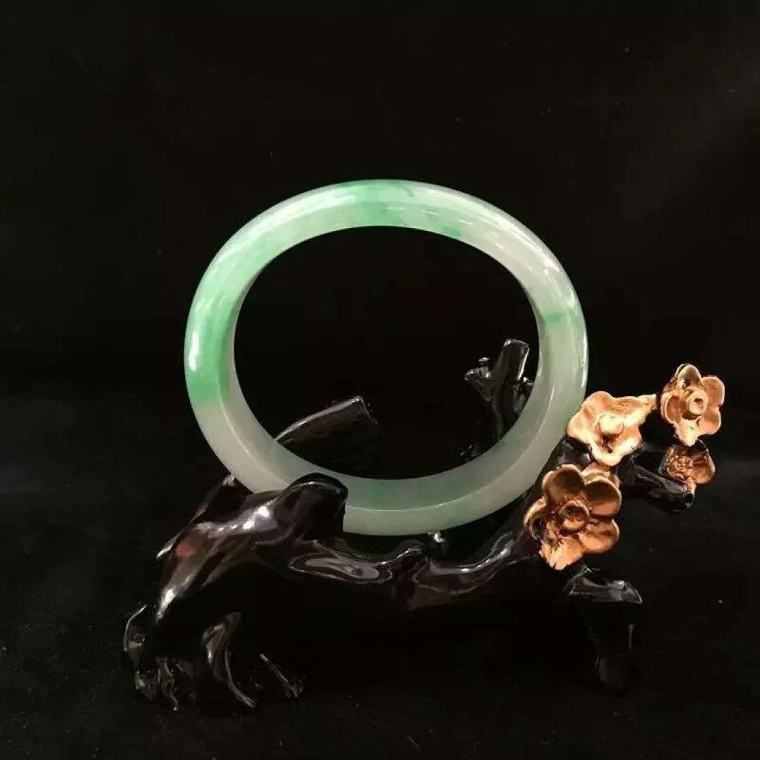翡翠手镯,美在腕间