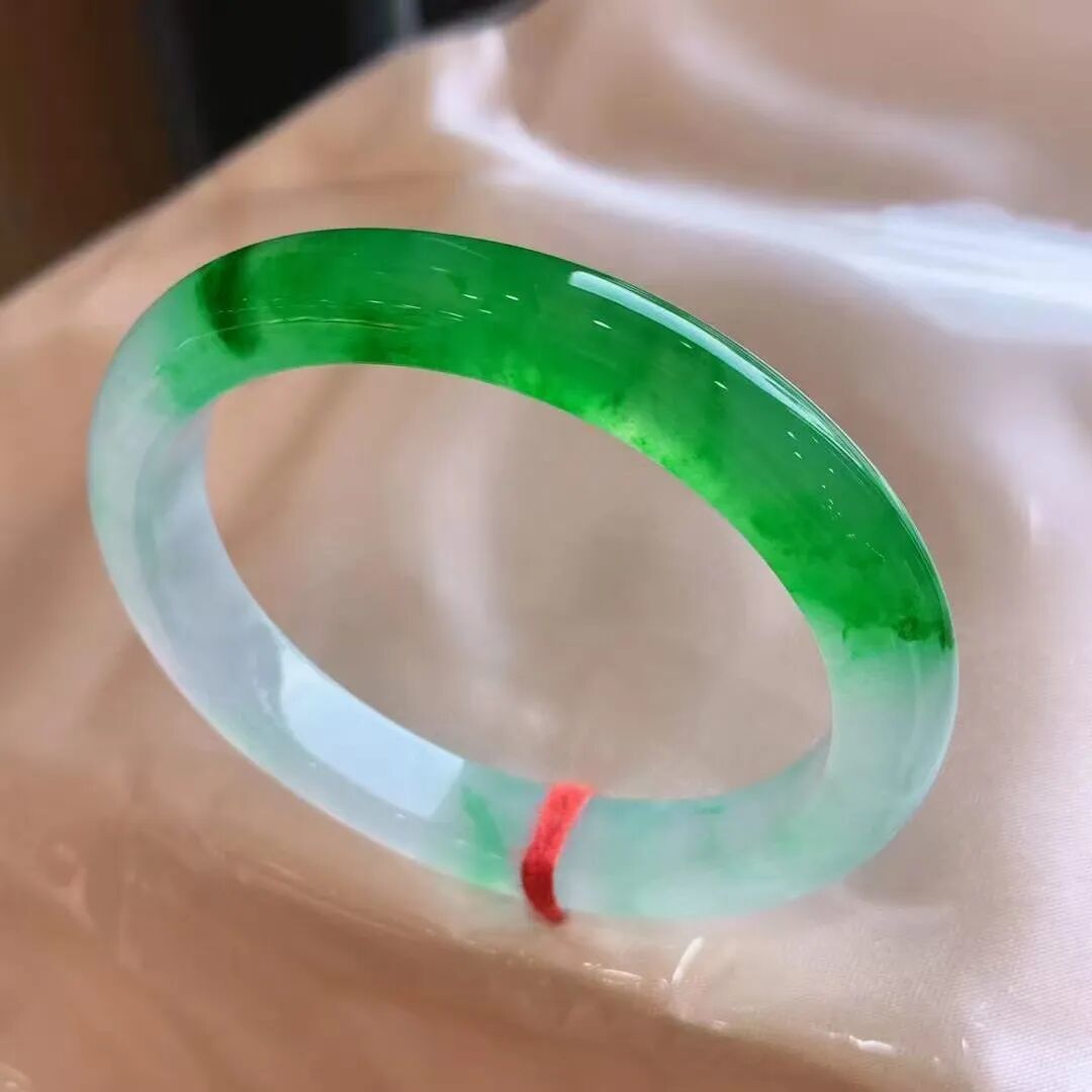 翡翠手镯,美在腕间