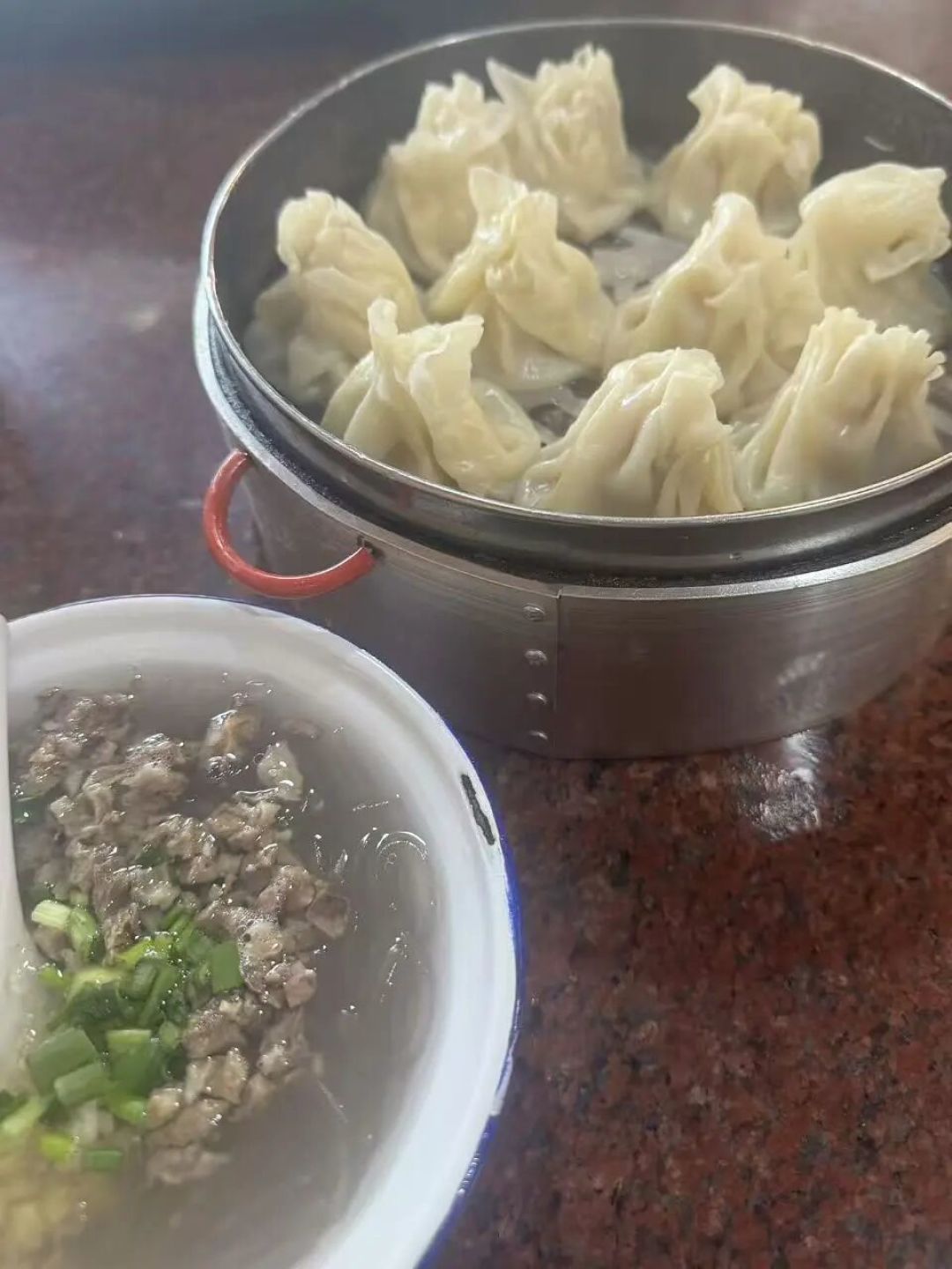 嘉兴烧麦界的“斜西街现象”:下午两点依然满座,本地人与游客共聚一桌!鲜肉烧卖扎实,肺头粉丝汤暖胃~