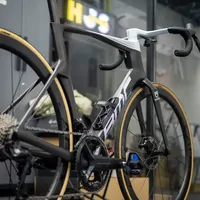 第一视角装车解说：BMC Teammachine R01 整车大体配置如下：
车架：BMC Teammachine R01
车把：BMC ICS一体把360-110
套件：禧玛诺UT8170 大套
轮组：捷安特CADEX 42
外胎：维多利亚CORSAge PRO TLR 28C
整车裸重约：7.1KG
#黄技师单车工作室 #自行车 #骑行 #公路车 #公路车组装