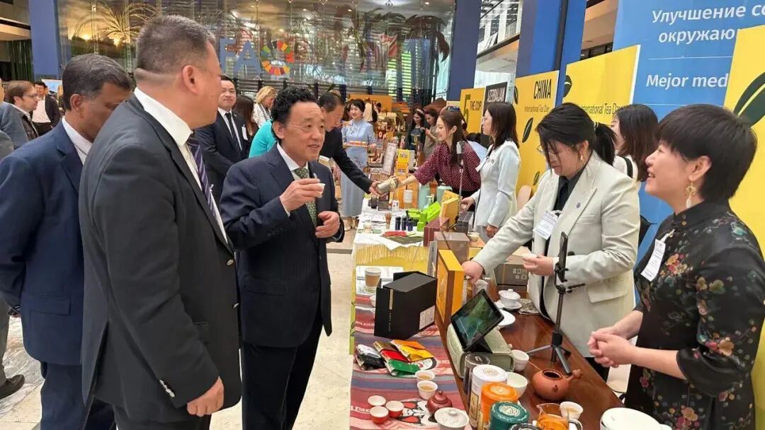 “出发前就给行李箱空出了位置”,外国游客到汕头,就为买它