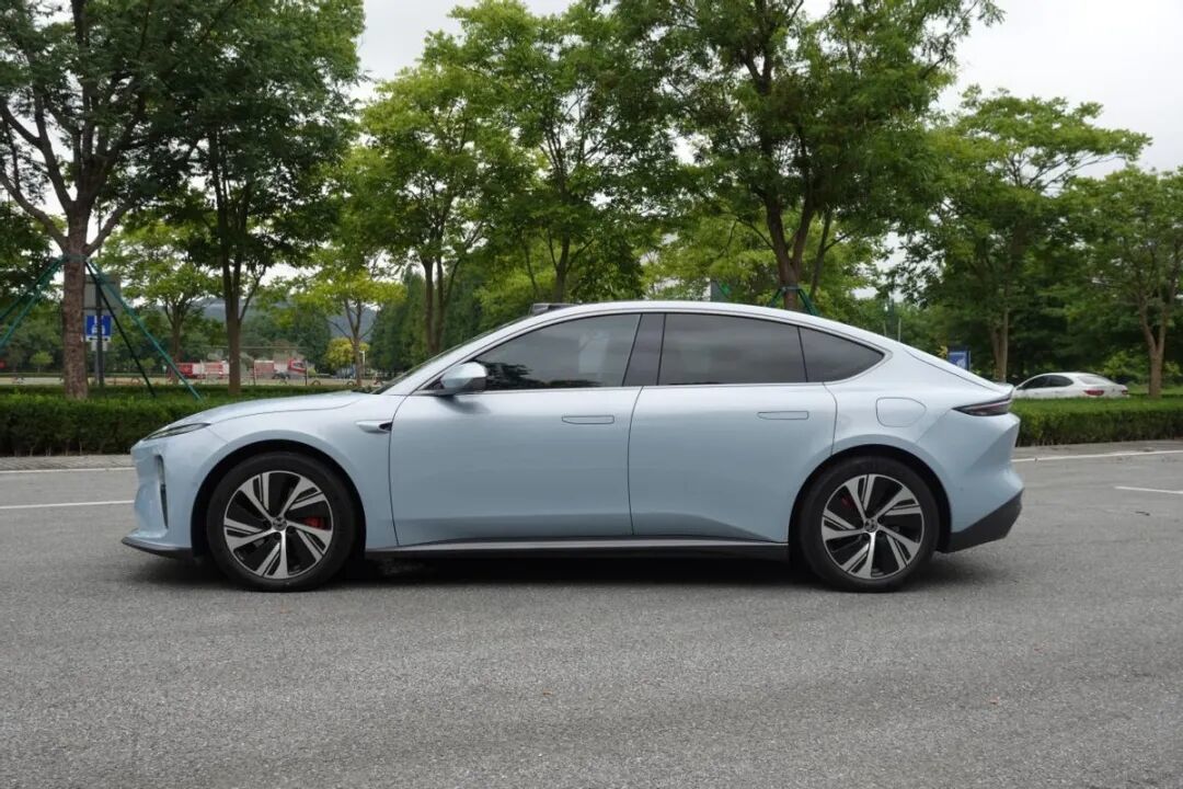 汽车圈试驾:30万左右的理想选择,比特斯拉Model 3更高级,成都试驾横置大屏+CDC悬架的蔚来ET5,这才是30万级最香纯电轿跑该有的样子!