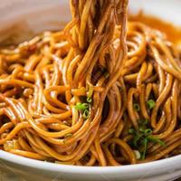 楚韵豫风里的烟火传承：信阳热干面的半世纪革新之路