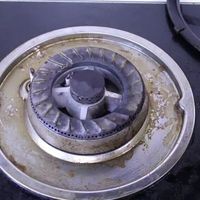 不用一滴水，家政阿姨教你，轻松去除灶台油渍污垢，看完试试