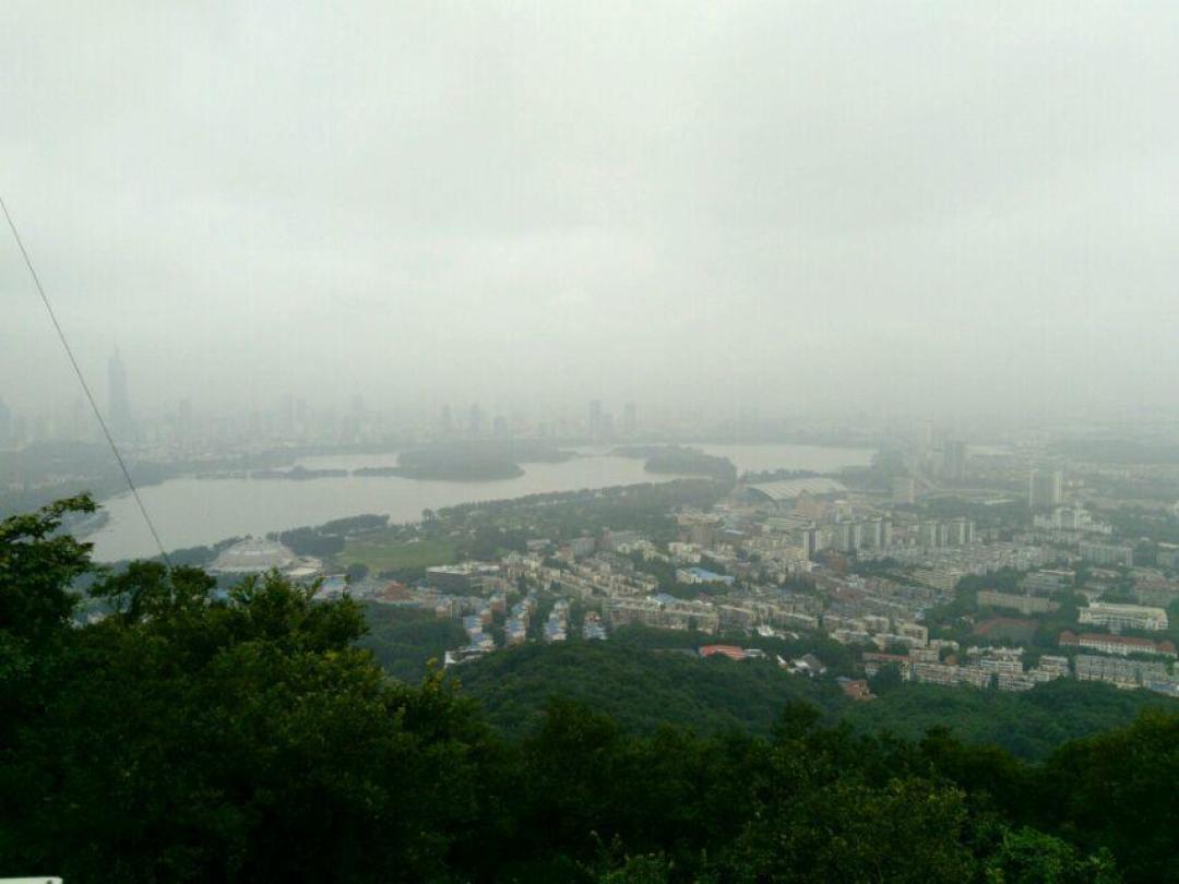 有哪些城市附近有可以鸟瞰全城的山坡？