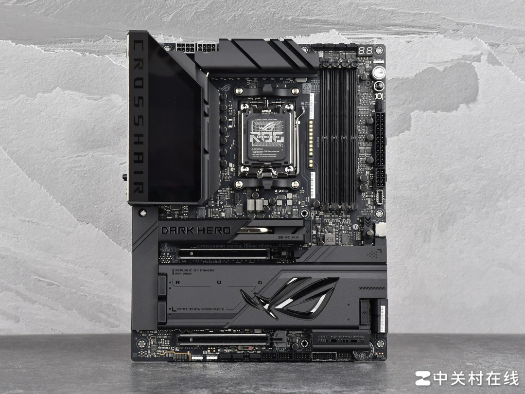 AMD 锐龙7 9850X3D首测 搭华硕ROG X870E DARK HERO主板帧数起飞