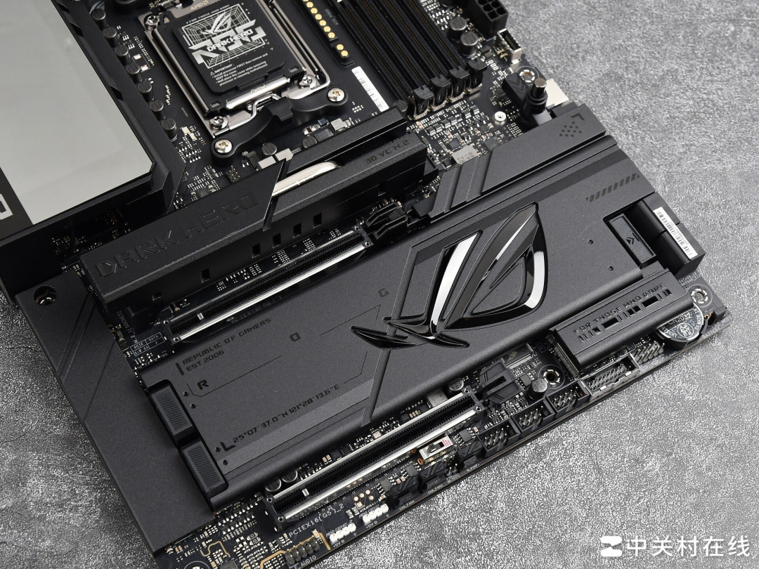 AMD 锐龙7 9850X3D首测 搭华硕ROG X870E DARK HERO主板帧数起飞