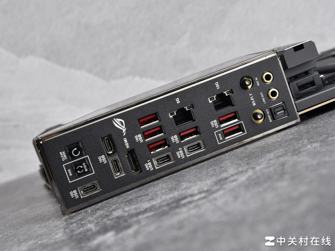 AMD 锐龙7 9850X3D首测 搭华硕ROG X870E DARK HERO主板帧数起飞