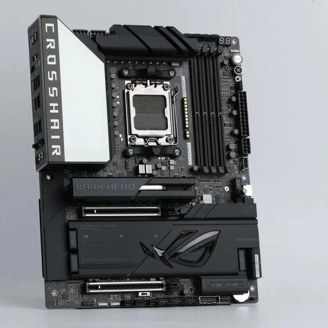 3A千帧打响首场CPU巅峰对决！锐龙7 9850X3D血战酷睿Ultra 9 285K