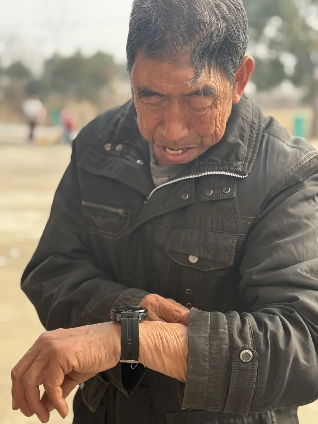摔坏脑袋的二爷爷终于拥有了老天才电话手表