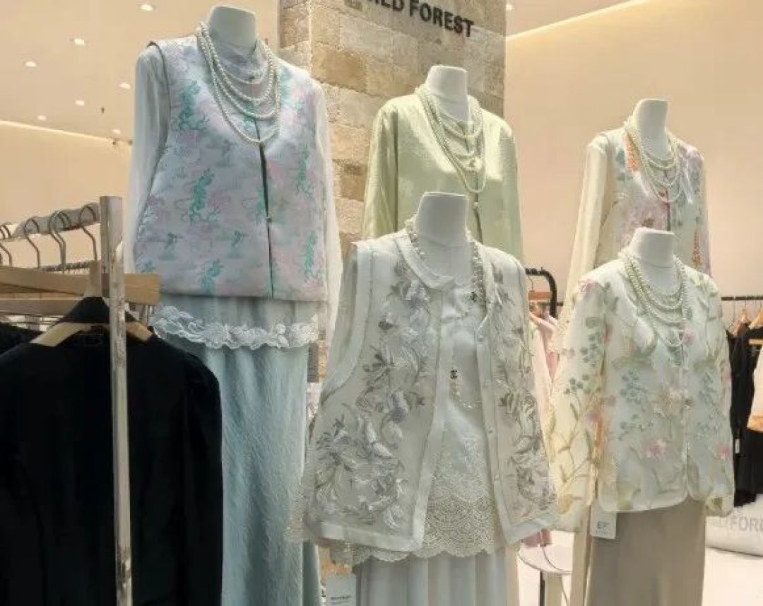 新中式 | 从街头风景到千亿级市场,“新中式”服装扮靓“新消费”