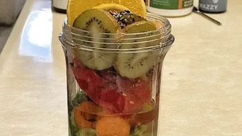 🍋Day.55
 🥗每天1️⃣杯，改变饮食结构，惊喜不断！
🥗哈佛大学医学院的一项研究分析表明，每天5份水果和蔬菜对健康的益处最大。
🥗从我开始规律的健康饮食后，身体素质、皮肤状态、精气神儿的改变都让身边的人大吃一惊。
🥗而这一切不过是坚持每天早餐打卡，吃好每天最重要的一餐而已❗️
#营养早餐  #抗炎早餐 #健康养生 #自制神仙饮品 
 #破壁机
