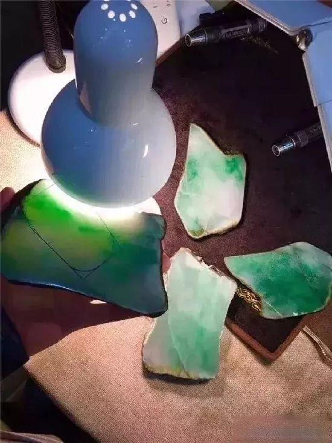 12万翡翠原石赌石,第一刀垮了,再切一刀竟然爆出正阳绿!
